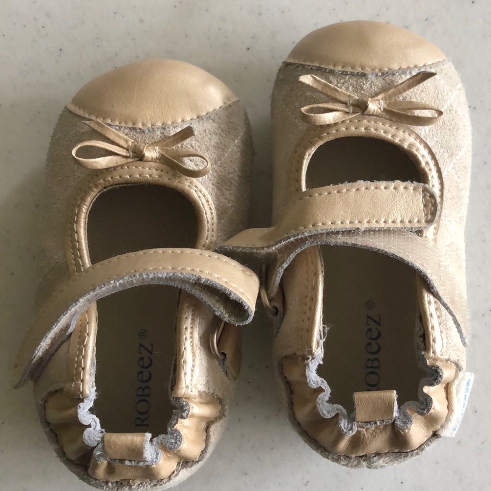 Girls winter white robeez size 4